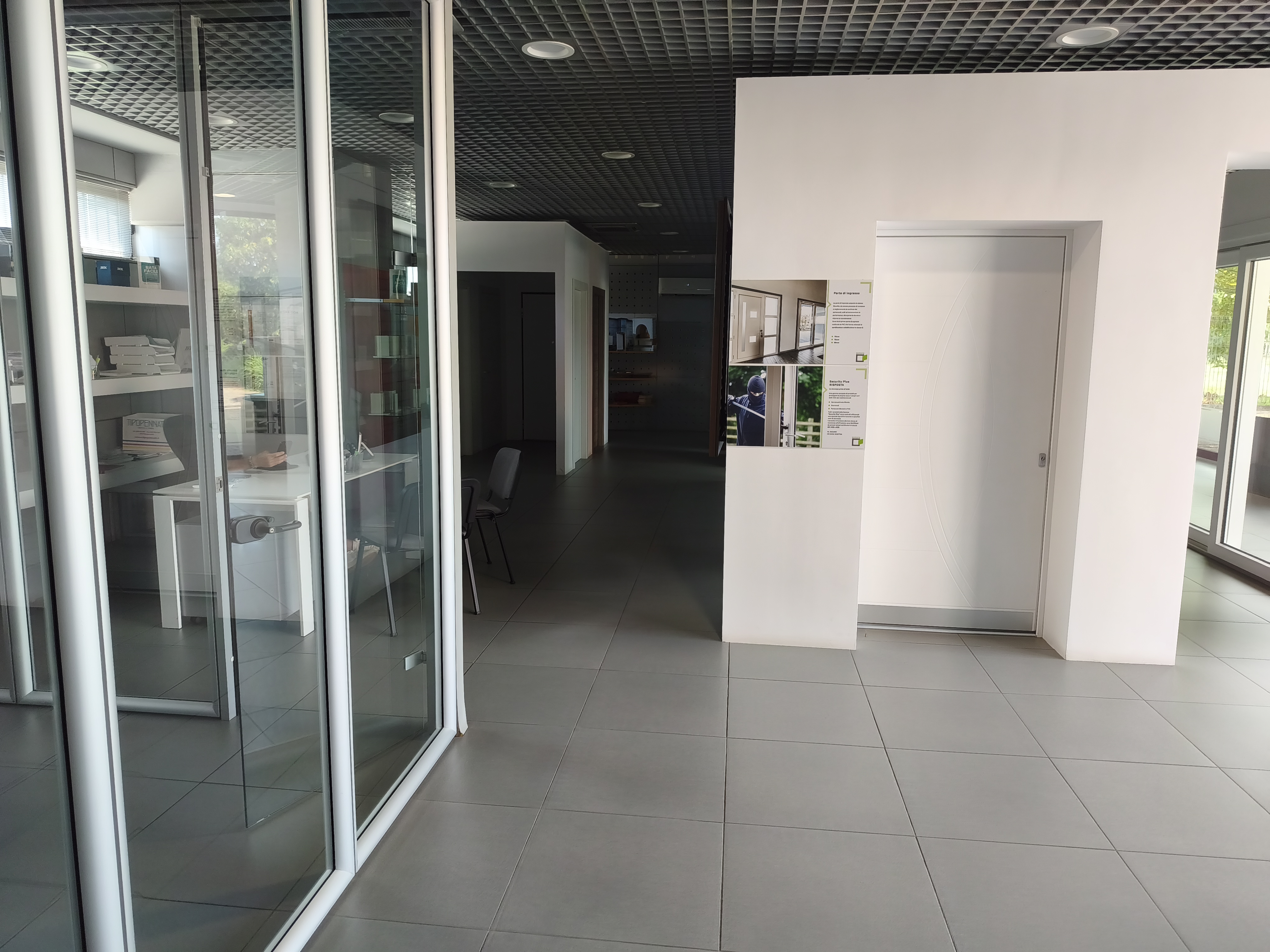 Via Modena 267 – Showroom e uffici – foto 1