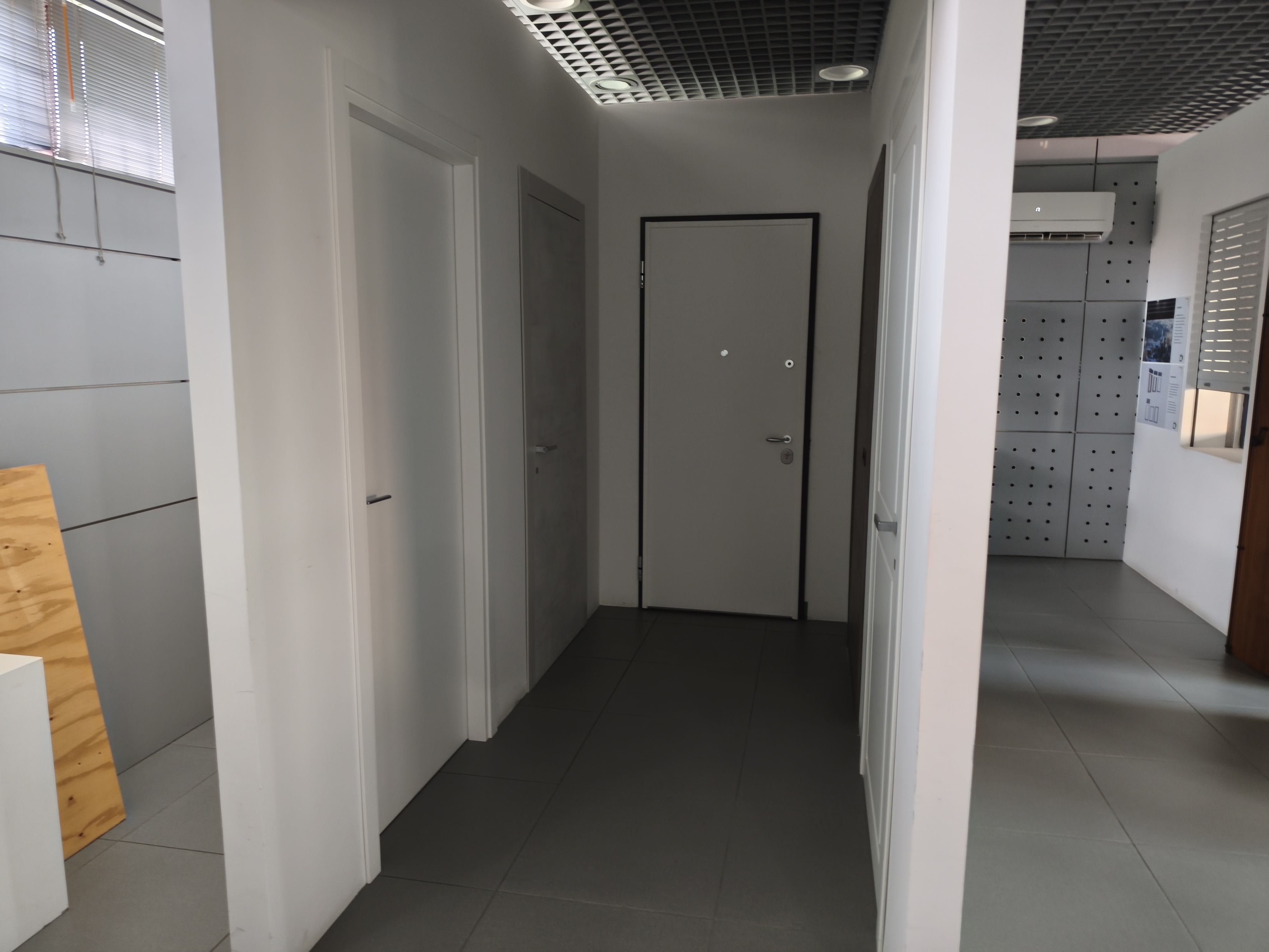 Via Modena 267 – Showroom e uffici – foto 3