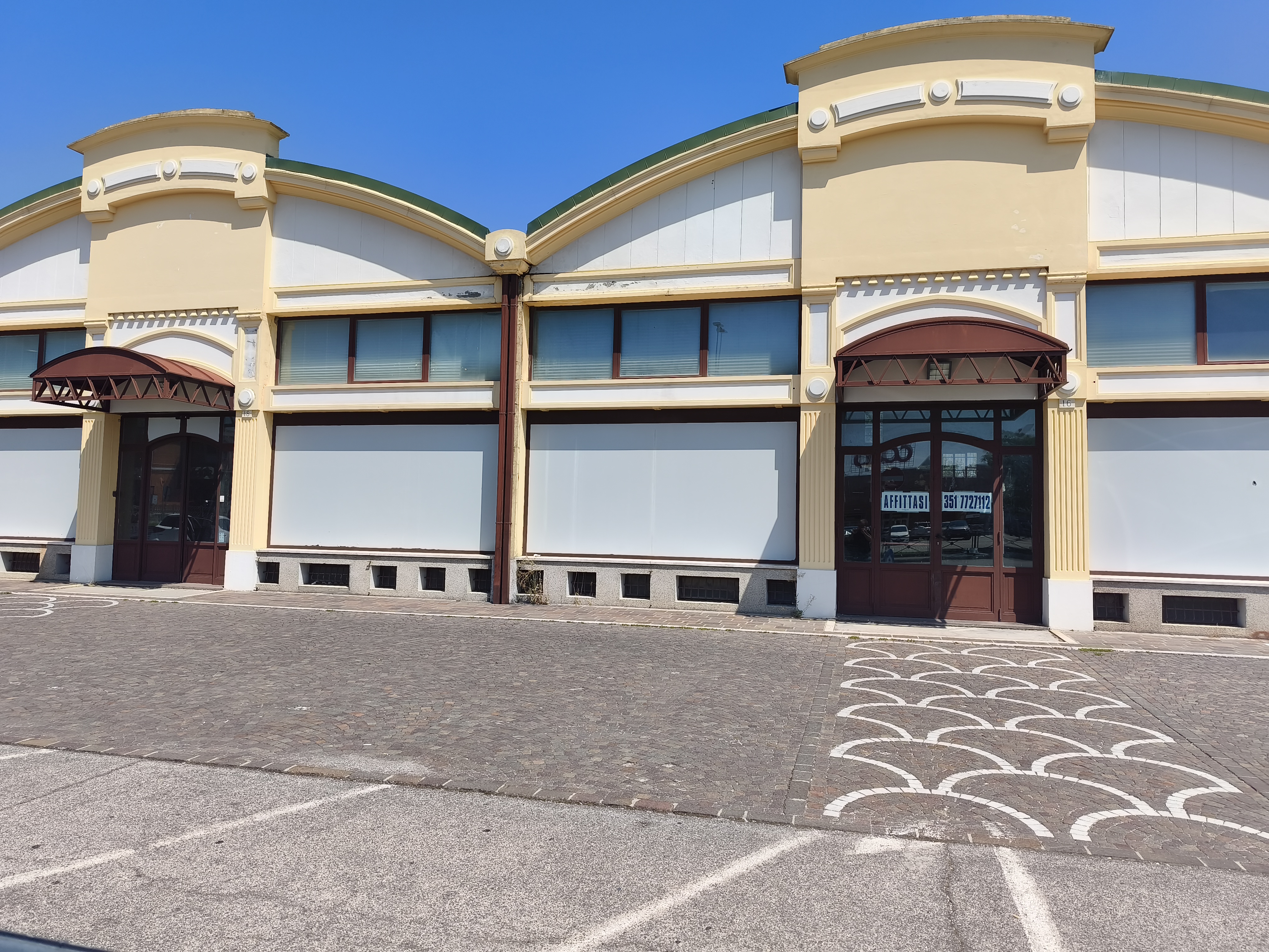 Via Modena 18 – Facciata e contesto commerciale – foto 1