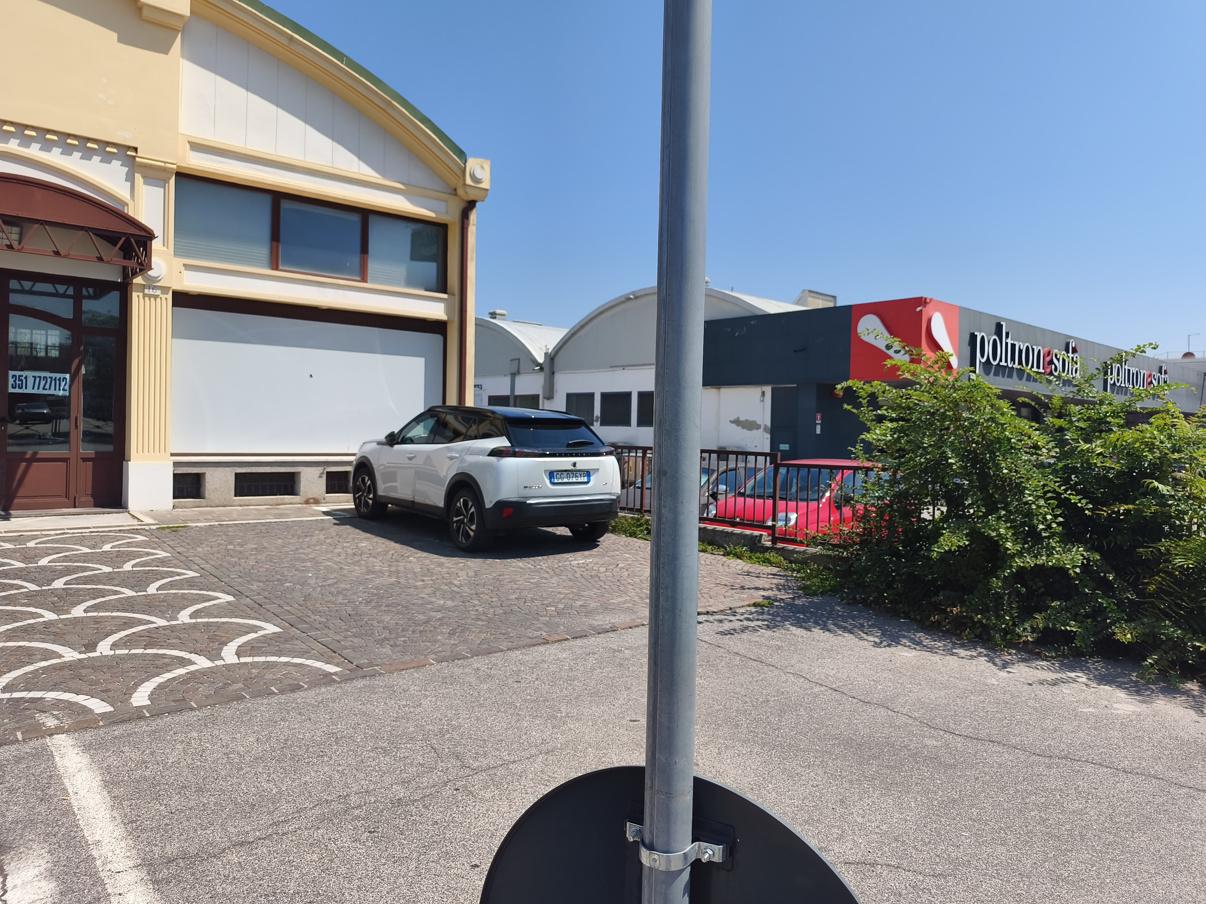 Via Modena 18 – Facciata e contesto commerciale – foto 2
