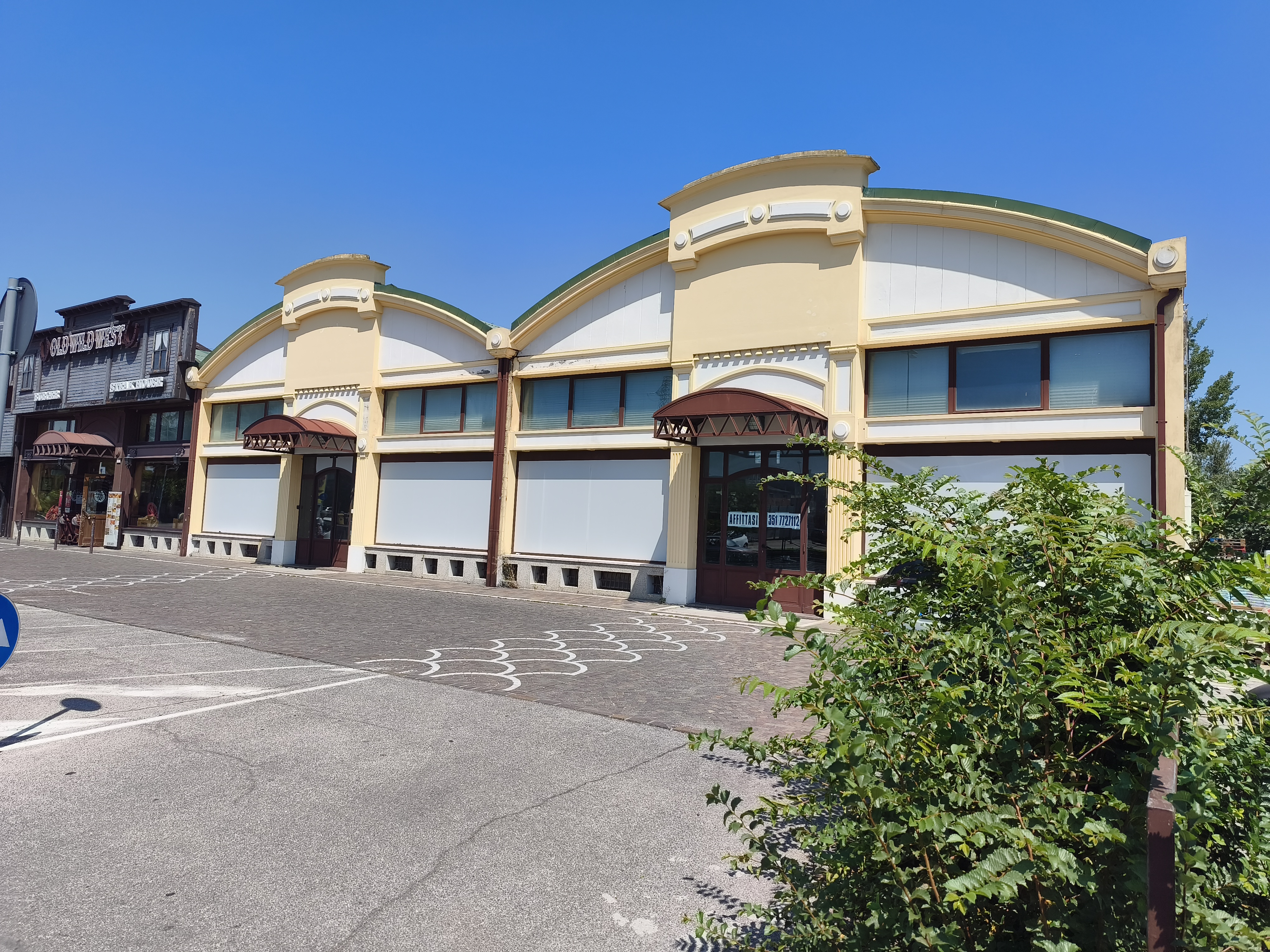 Via Modena 18 – Facciata e contesto commerciale – foto 3